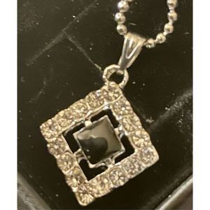 BEAUTIFUL BLACK N WHITE SAPPHIRE STEELING SILVER PENDANT N CHAIN